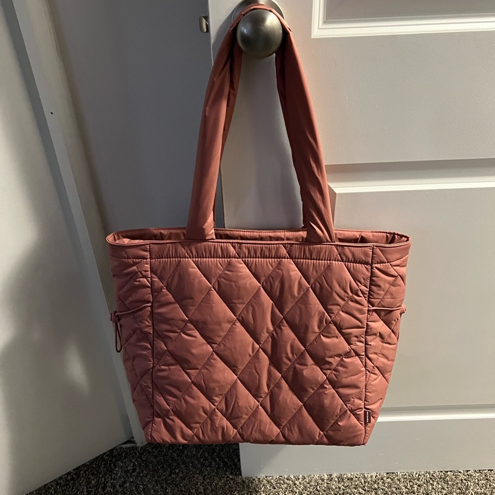Vera Bradley Original Zip Tote Bag in Withered Rose Featherweight
